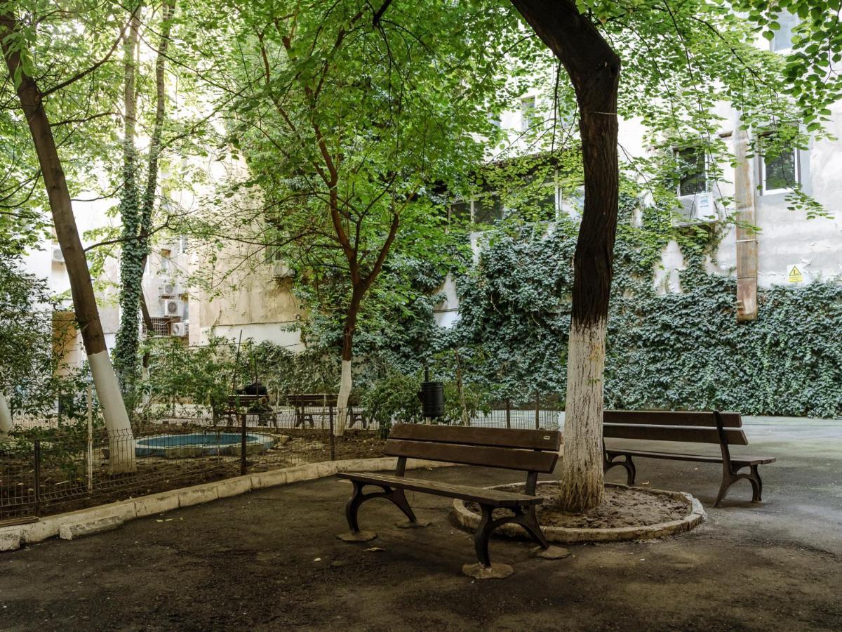 Old Town Historic Apartment With Backyard Mini Park Bukareszt Zewnętrze zdjęcie